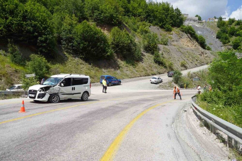 Cenaze merasimine katılmaya giden ailenin bulunduğu araç ile cip çarpıştı: 9 yaralı