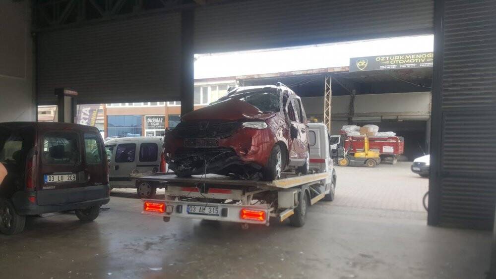 Dükkana dalan araçtan canlarını zor kurtardılar