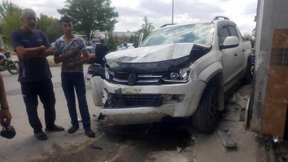 Dükkana dalan araçtan canlarını zor kurtardılar