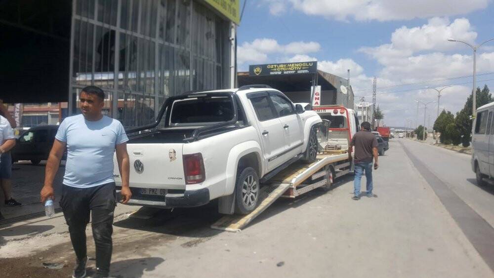 Dükkana dalan araçtan canlarını zor kurtardılar