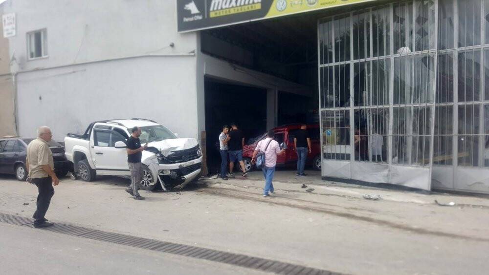 Dükkana dalan araçtan canlarını zor kurtardılar