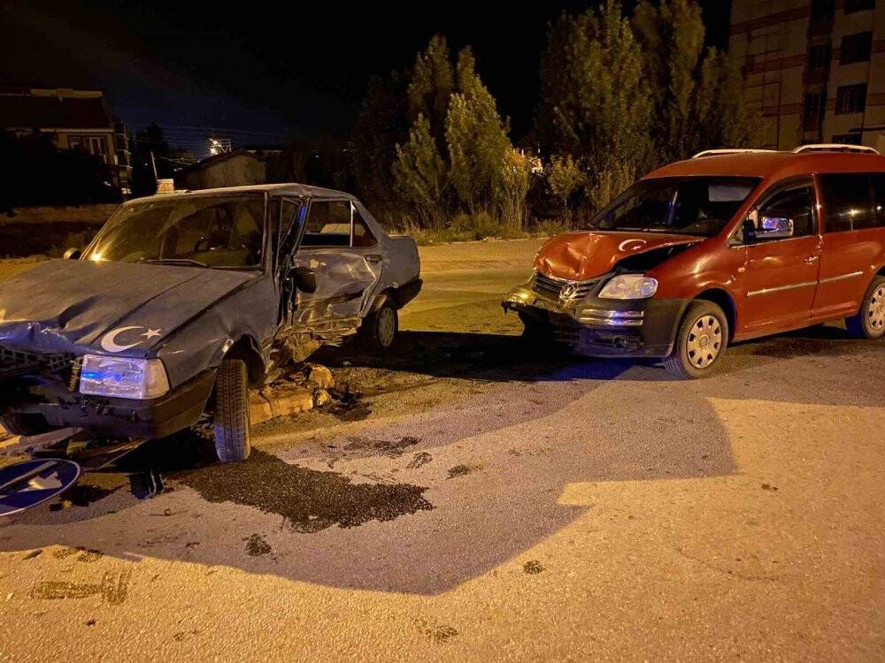 Konya’da 2 araç çarpıştı