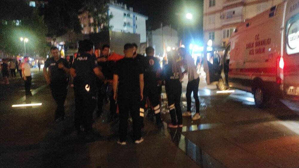 Kovaladığı genci kentin göbeğinde bıçakladı