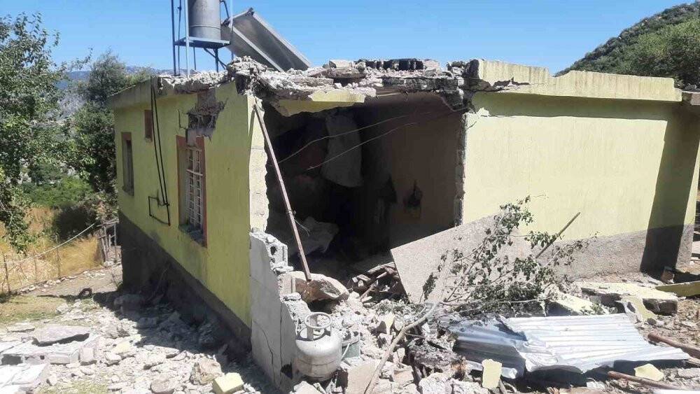 Adana'da depremde dağdan kopan devasa kaya evin içine girdi