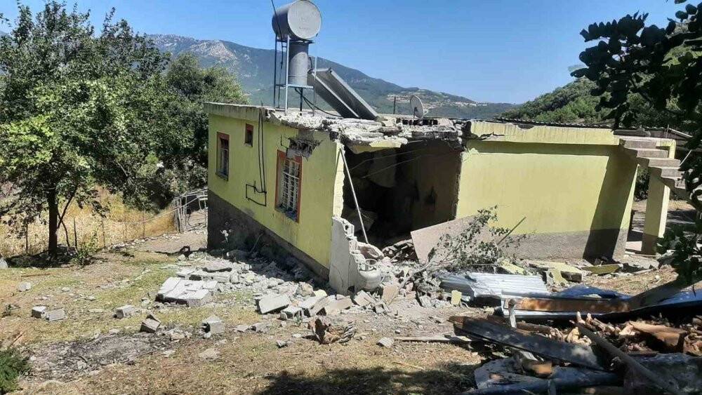 Adana'da depremde dağdan kopan devasa kaya evin içine girdi