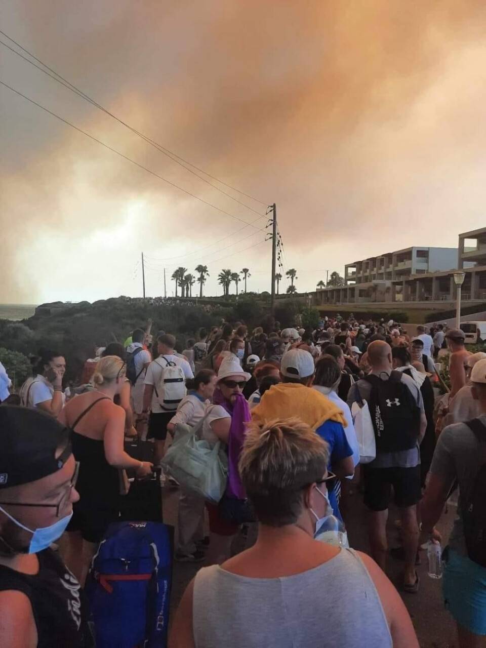 Rodos’taki yangından tahliye edilen turistler Fethiye’ye geldi
