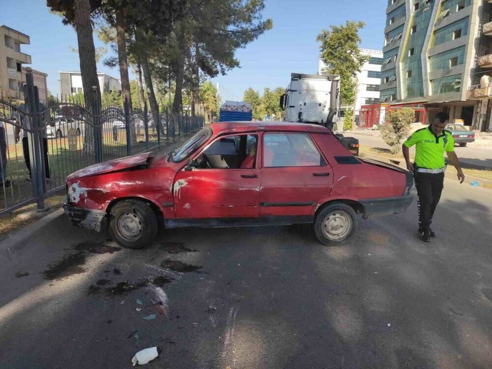 Tır ile otomobil çarpıştı