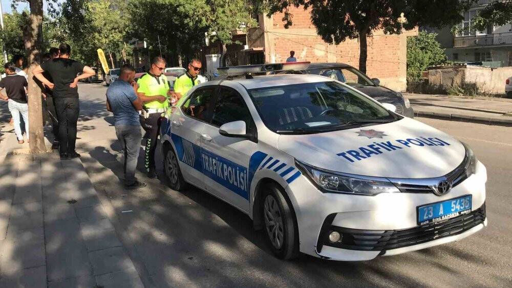 3 çocuğa otomobil çarptı