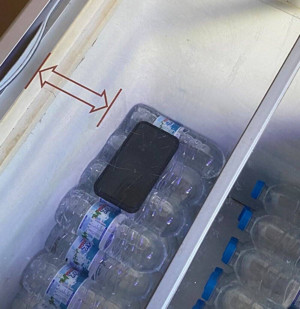 Cep telefonunu sıcaktan böyle korudu