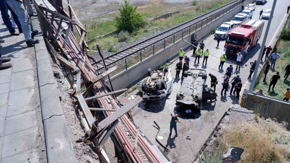İki araç köprüden uçtu, can pazarı yaşandı