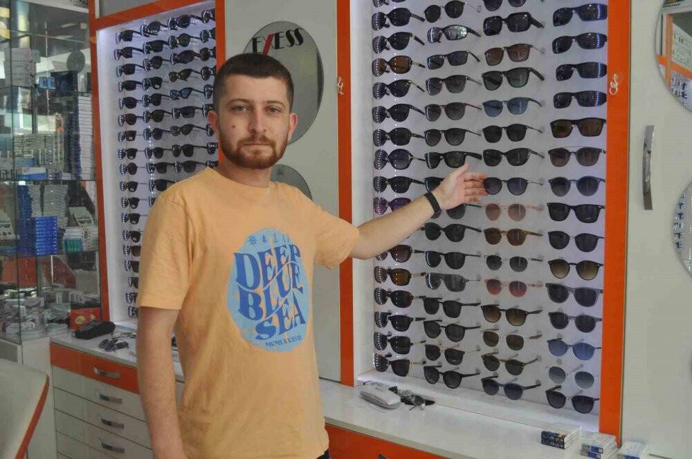 Plastik gözlüklerle dikkat