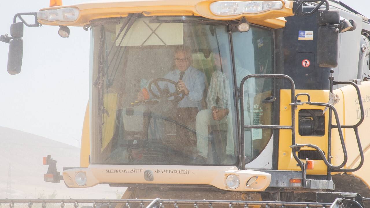 selcuk-universitesi-saricalar-arastirma-ve-uygulama-ciftliginde-bugday-hasadi-basladi-3-1.jpg