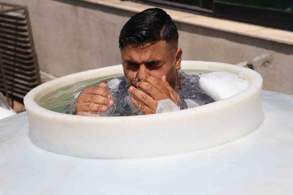 Sıcaktan bunalan fırıncılar 2 tonluk buzlu varilde serinledi