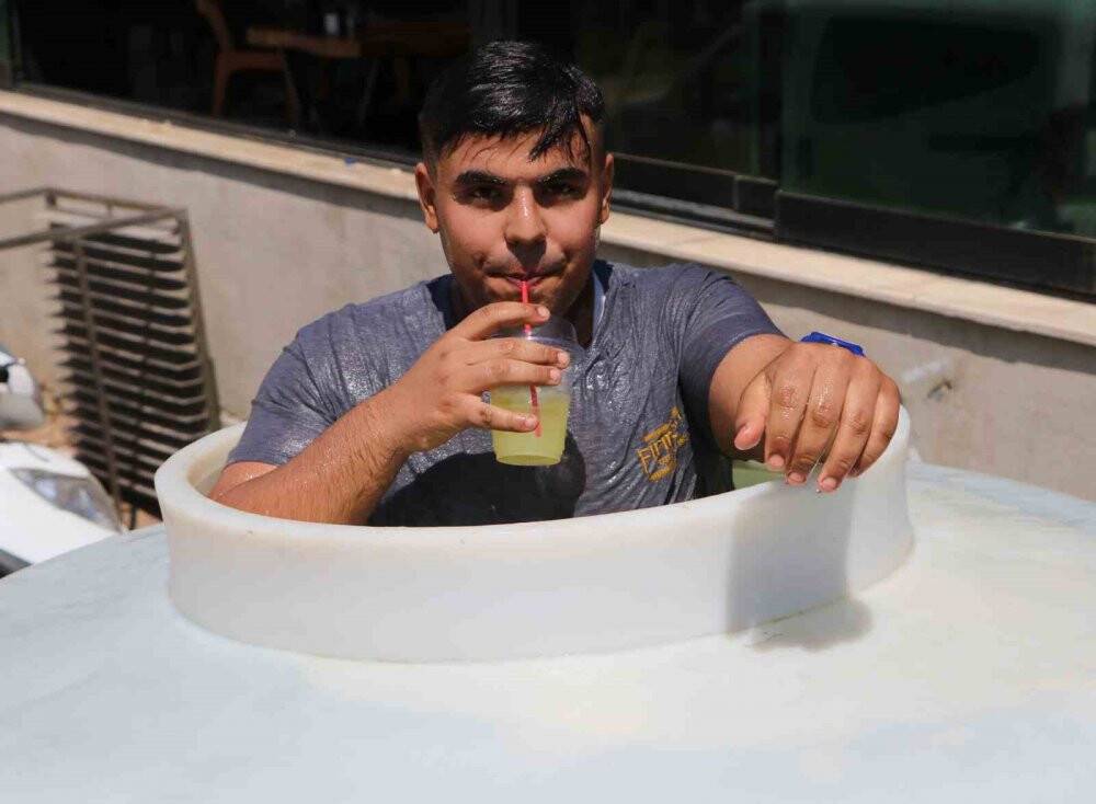 Sıcaktan bunalan fırıncılar 2 tonluk buzlu varilde serinledi