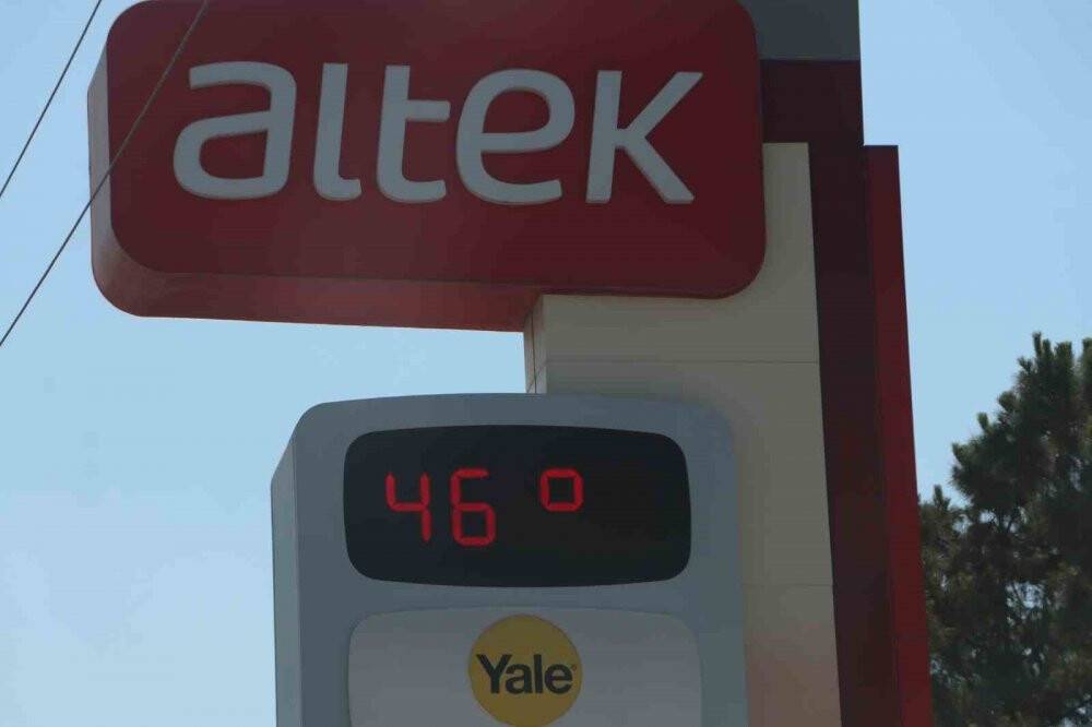 Sıcaktan bunalan fırıncılar 2 tonluk buzlu varilde serinledi