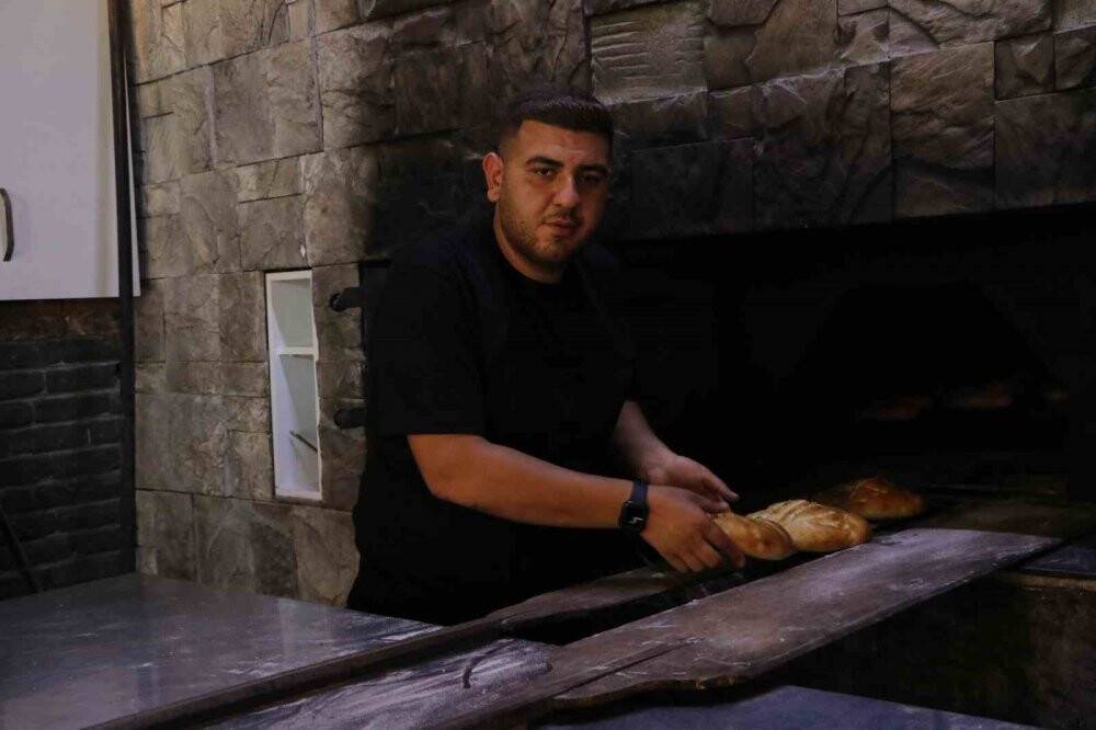 Sıcaktan bunalan fırıncılar 2 tonluk buzlu varilde serinledi