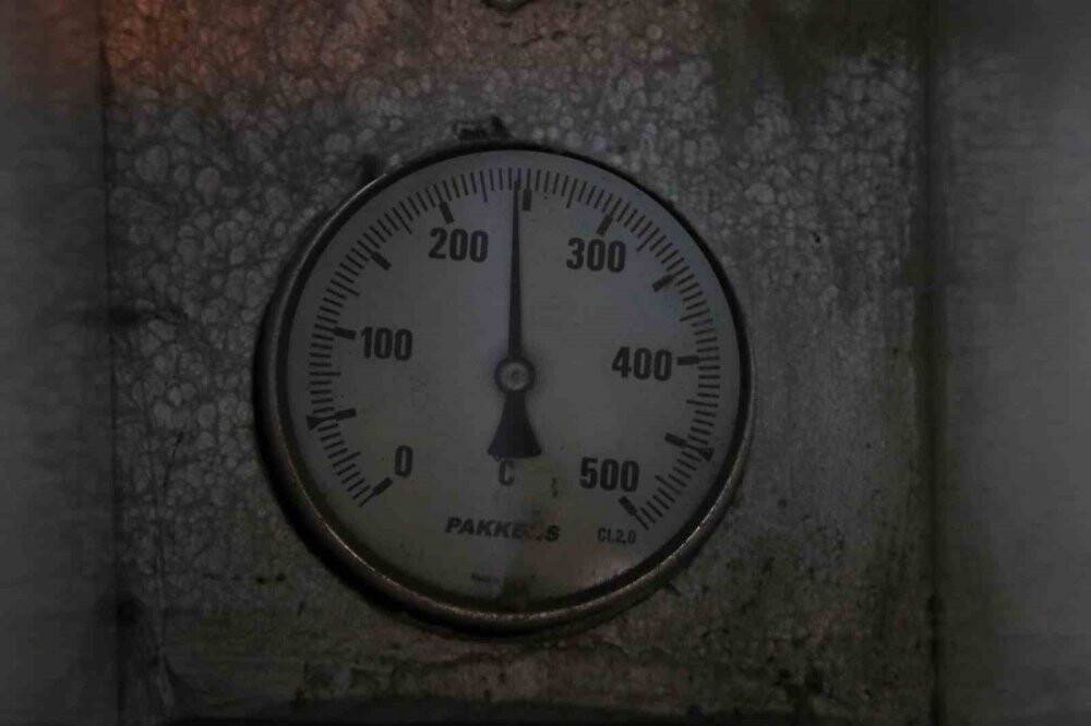 Sıcaktan bunalan fırıncılar 2 tonluk buzlu varilde serinledi