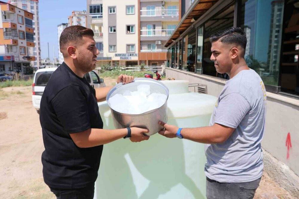 Sıcaktan bunalan fırıncılar 2 tonluk buzlu varilde serinledi