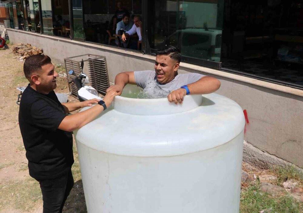 Sıcaktan bunalan fırıncılar 2 tonluk buzlu varilde serinledi