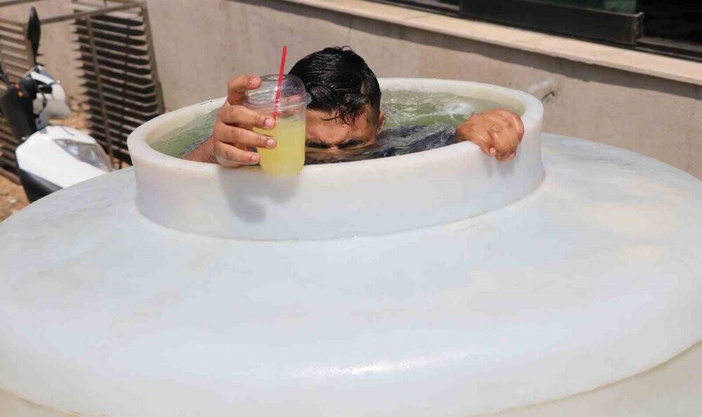 Sıcaktan bunalan fırıncılar 2 tonluk buzlu varilde serinledi