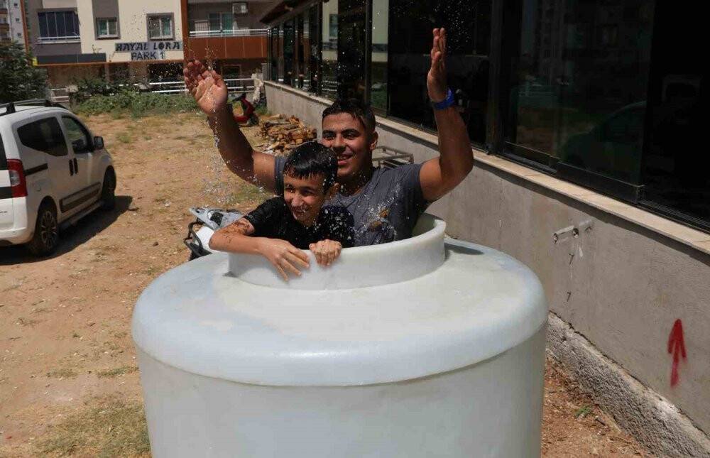 Sıcaktan bunalan fırıncılar 2 tonluk buzlu varilde serinledi