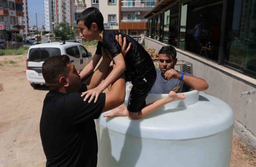 Sıcaktan bunalan fırıncılar 2 tonluk buzlu varilde serinledi