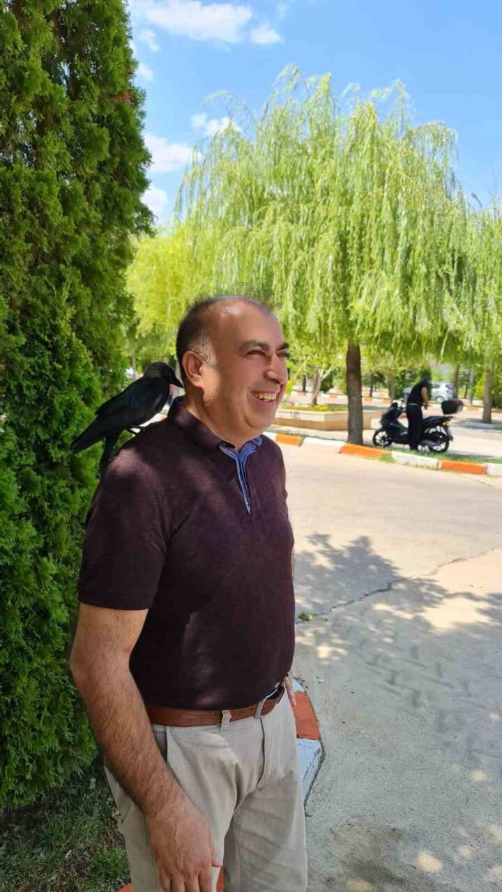 Sıcaktan bunalan kargaya su ikramı