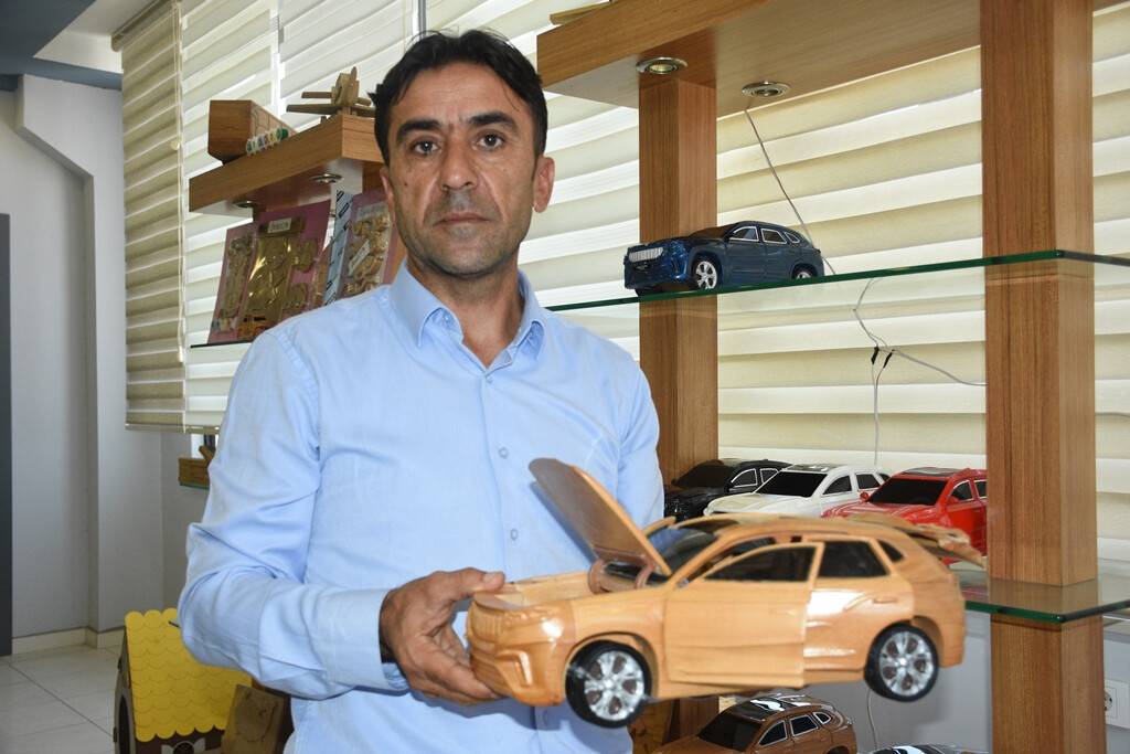 aa-20230728-31787348-31787341-turkiyenin-yerli-otomobili-toggun-ahsaptan-oyuncagini-uretiyorlar.jpg
