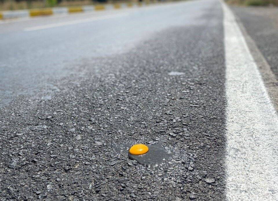 Asfaltta yumurta pişirdiler