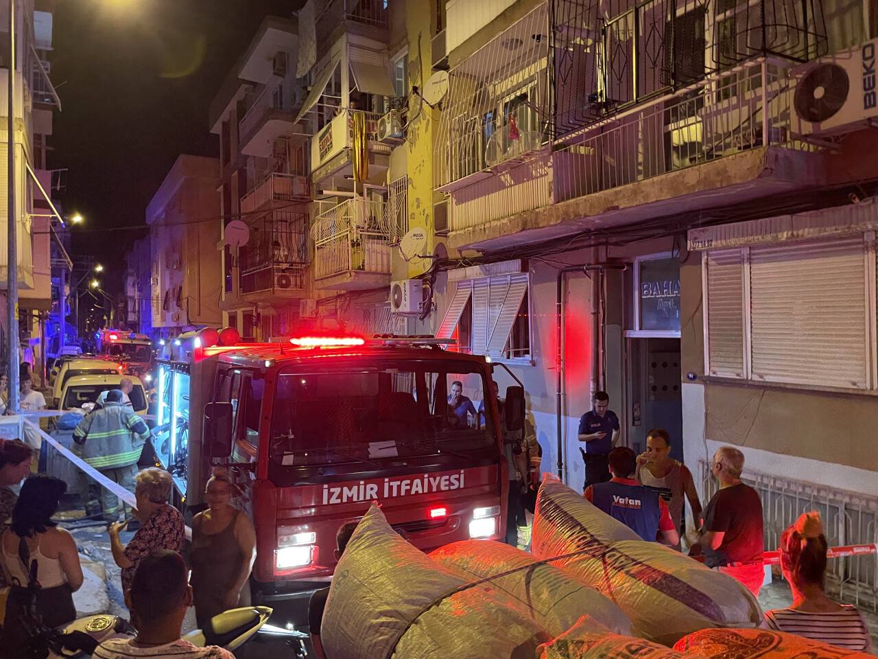 aa-20230728-31793447-31793446-izmirde-evde-cikan-yanginda-bir-kisi-hayatini-kaybetti.jpg