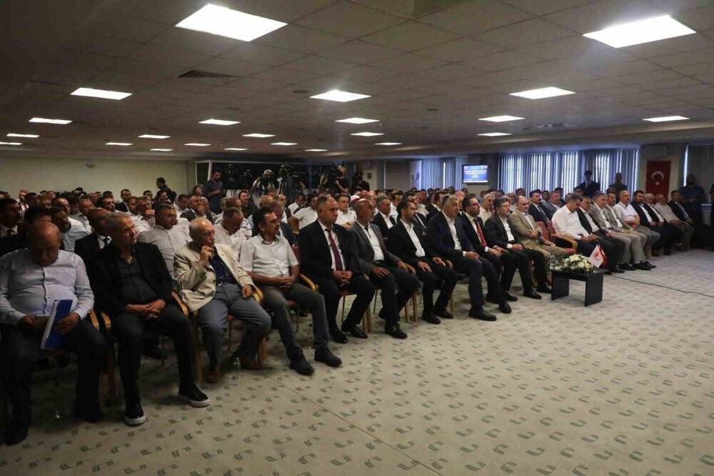 Bakan Yumaklı Konya'da 'Sarı Kız' ile  buğday hasadı yaptı