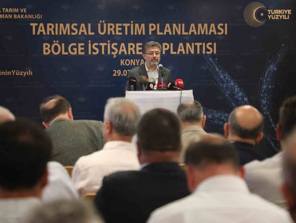 Bakan Yumaklı Konya'da 'Sarı Kız' ile  buğday hasadı yaptı