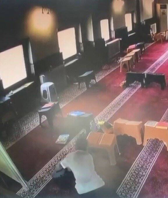 Camide pes dedirten olay! Pantolonunun içine soktuğu laptopu alıp kaçtı