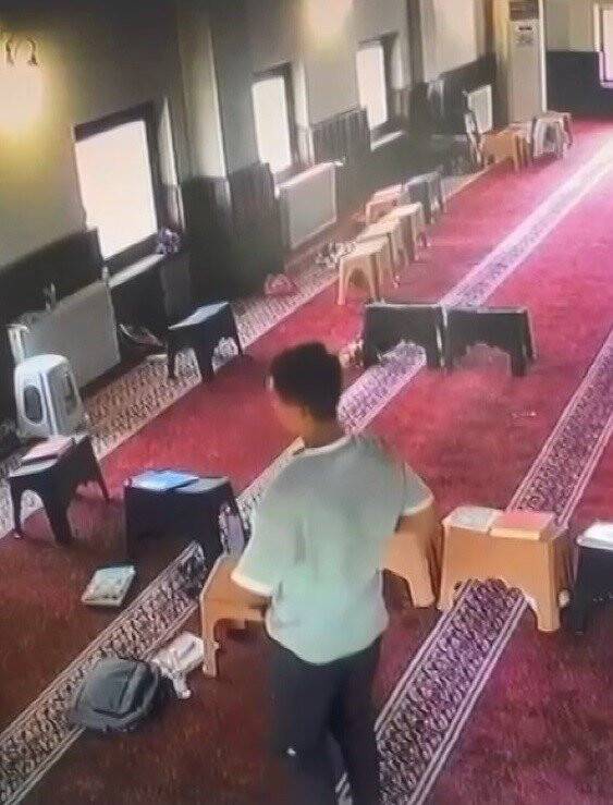 Camide pes dedirten olay! Pantolonunun içine soktuğu laptopu alıp kaçtı