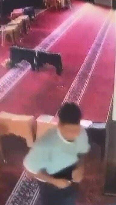 Camide pes dedirten olay! Pantolonunun içine soktuğu laptopu alıp kaçtı