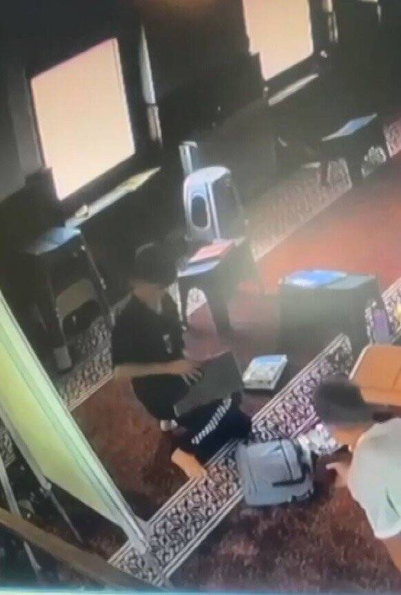 Camide pes dedirten olay! Pantolonunun içine soktuğu laptopu alıp kaçtı