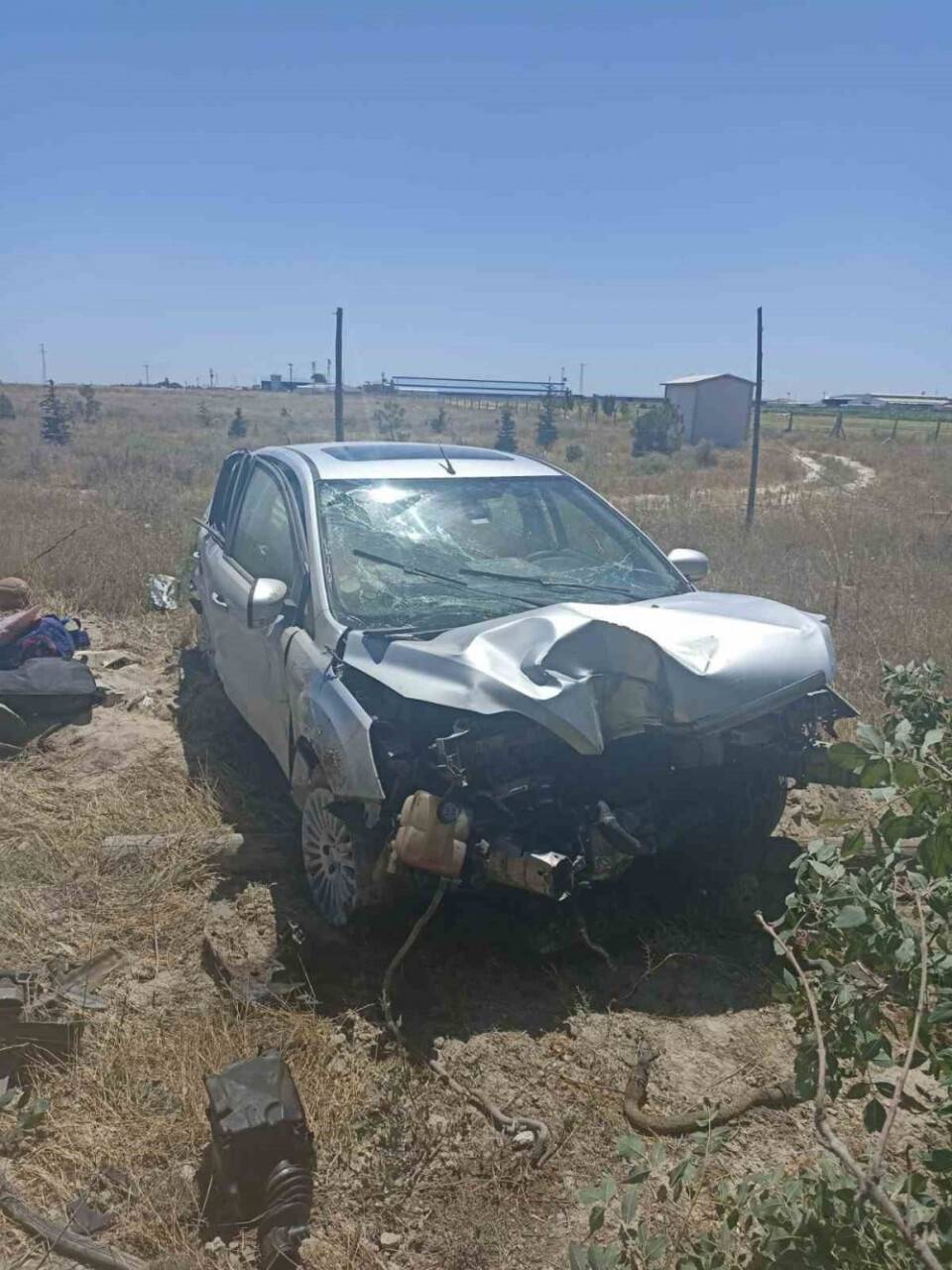 Konya'da otomobil ağaca çarptı: 5 yaralı