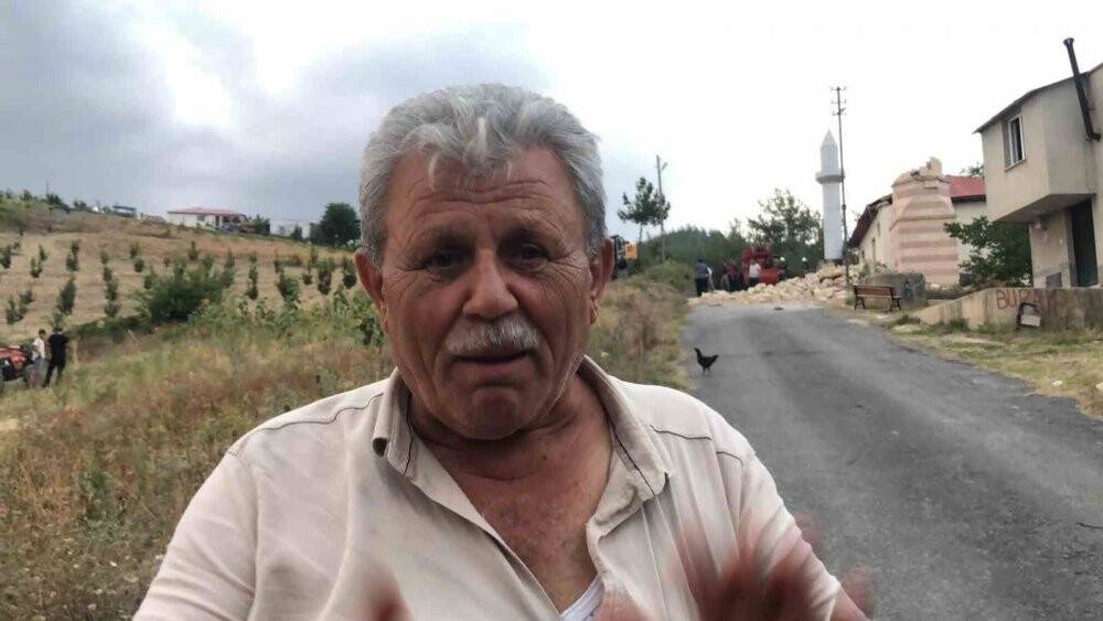 5.5’lik depremde hasar alan minare yıkıldı