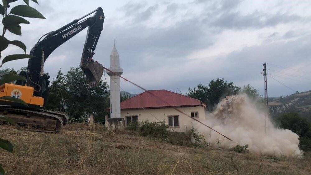 5.5’lik depremde hasar alan minare yıkıldı