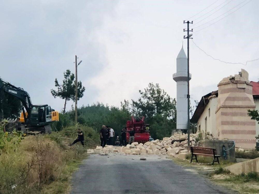 5.5’lik depremde hasar alan minare yıkıldı