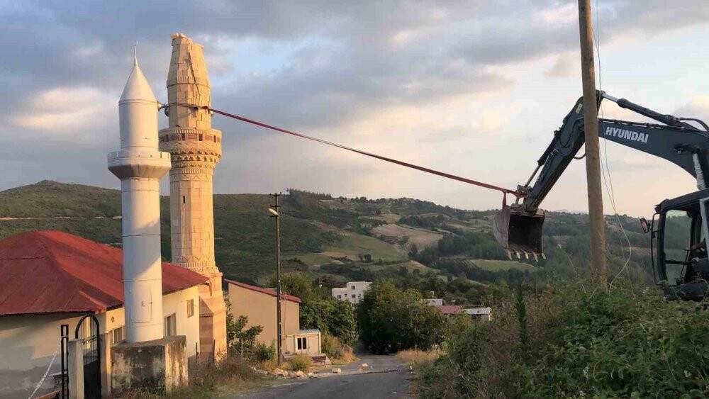 5.5’lik depremde hasar alan minare yıkıldı