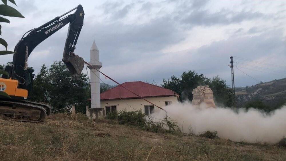 5.5’lik depremde hasar alan minare yıkıldı