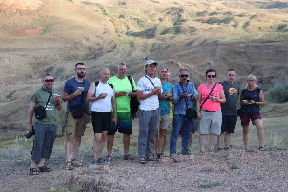 Ağrı Dağı’nda zirve yapan turistler, aşure yedi