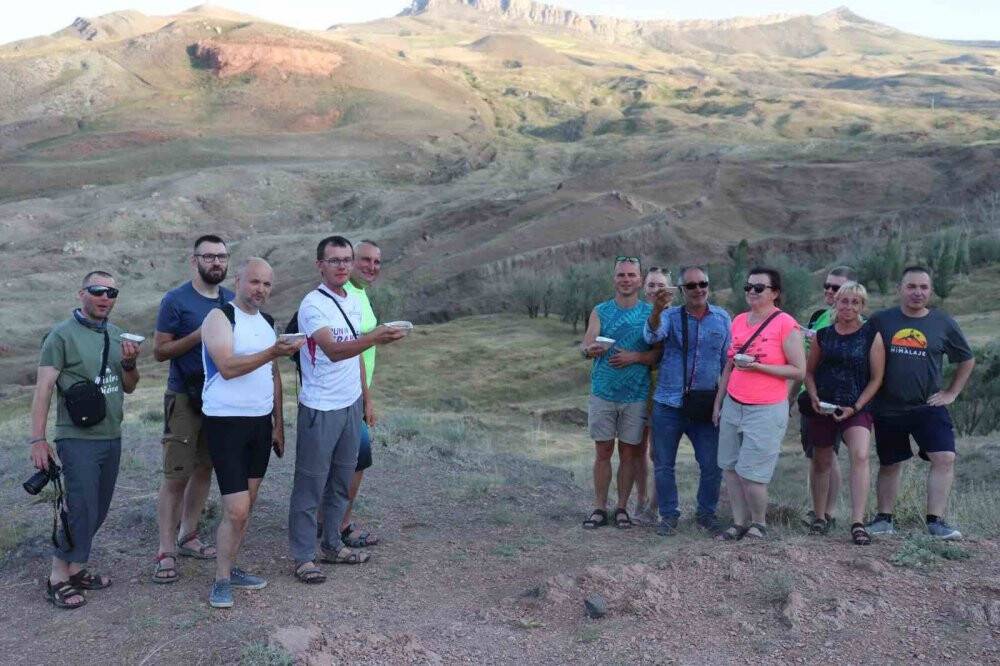 Ağrı Dağı’nda zirve yapan turistler, aşure yedi
