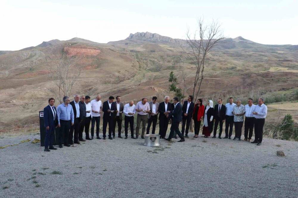 Ağrı Dağı’nda zirve yapan turistler, aşure yedi