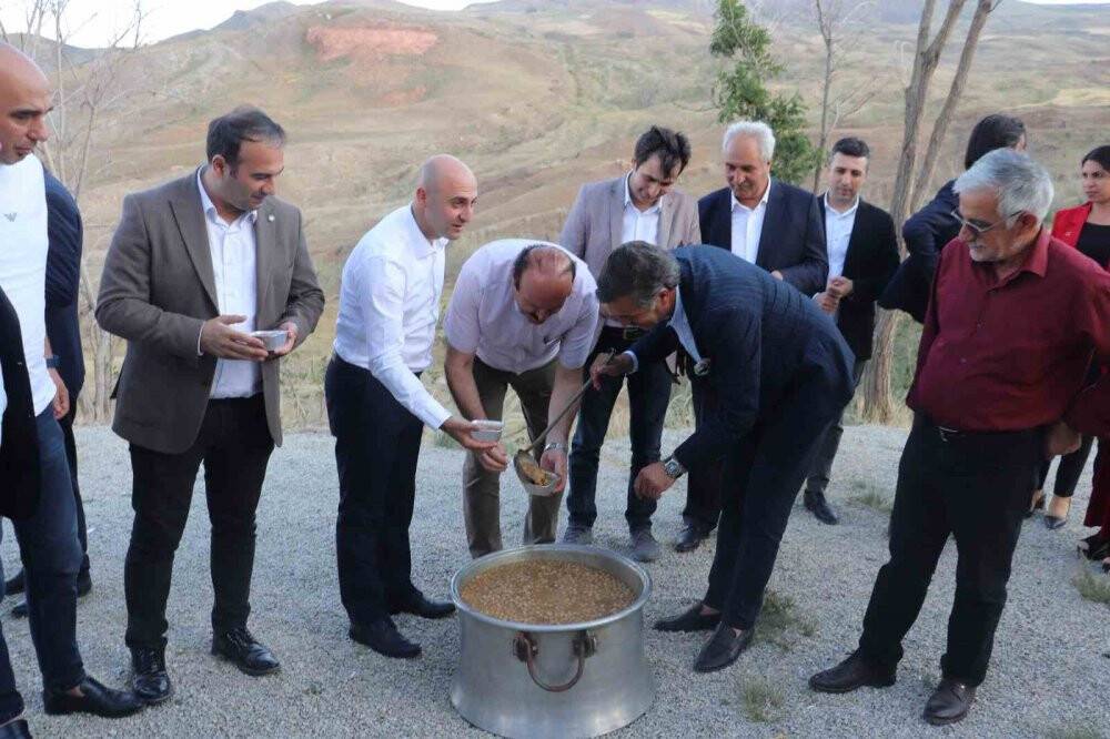 Ağrı Dağı’nda zirve yapan turistler, aşure yedi