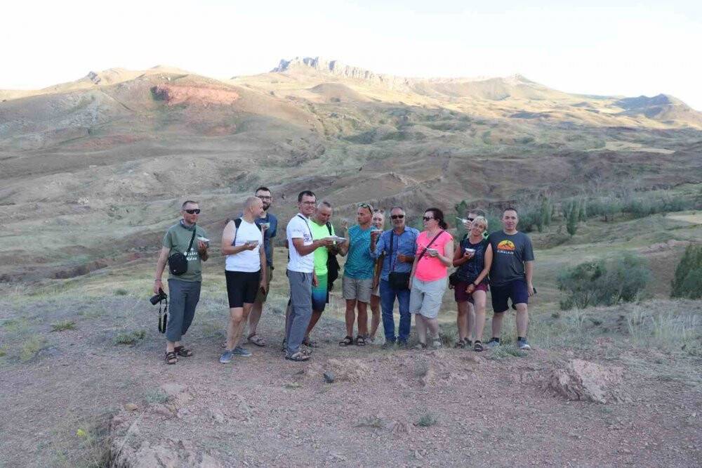 Ağrı Dağı’nda zirve yapan turistler, aşure yedi