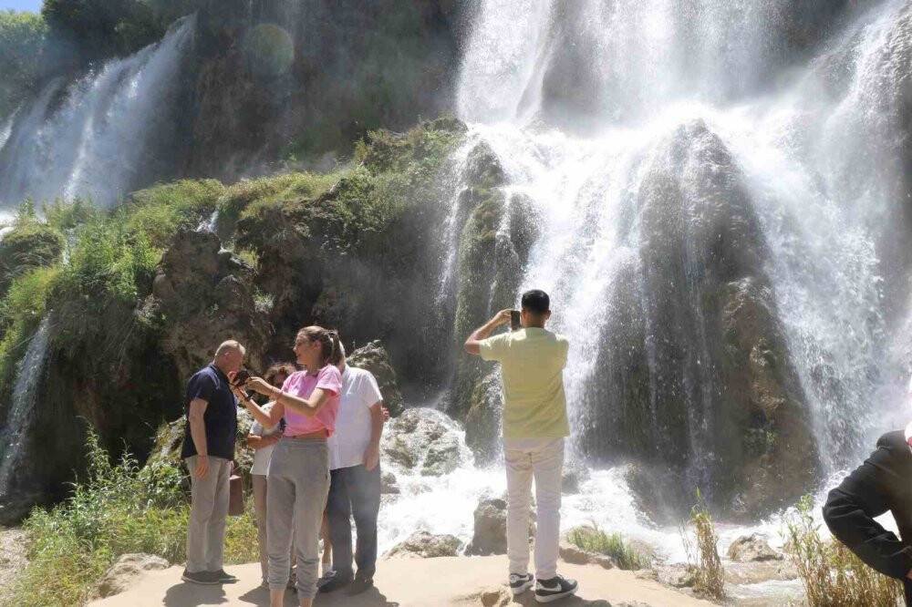Girlevik Şelalesi ziyaretçi akınına uğradı
