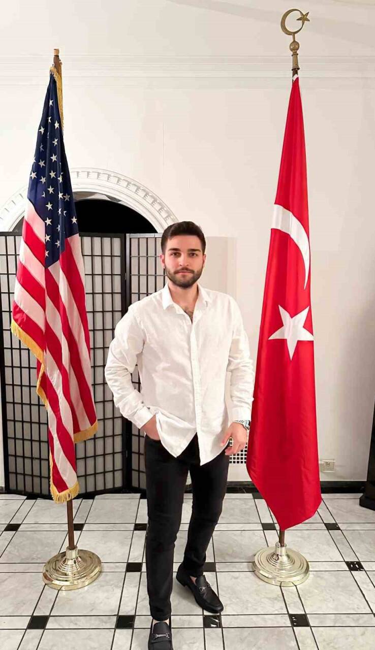 Hayalleri gerçek oldu, Tesla’da işe girdi