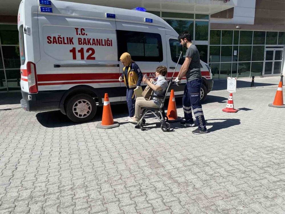 Kınya'da kontrolden çıkan otomobil mola için cepte duran 3 araca çarptı: 8 yaralı